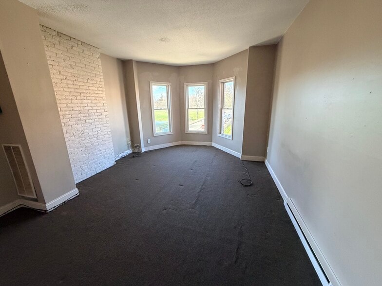 Master bed 1 - 51 Seyms St