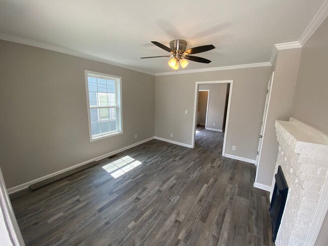 Building Photo - Lawncare and water included- 1 Bed 1.5 Bat...