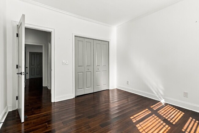 Building Photo - Updated Cottage 5 mins from Uptown Charlotte!