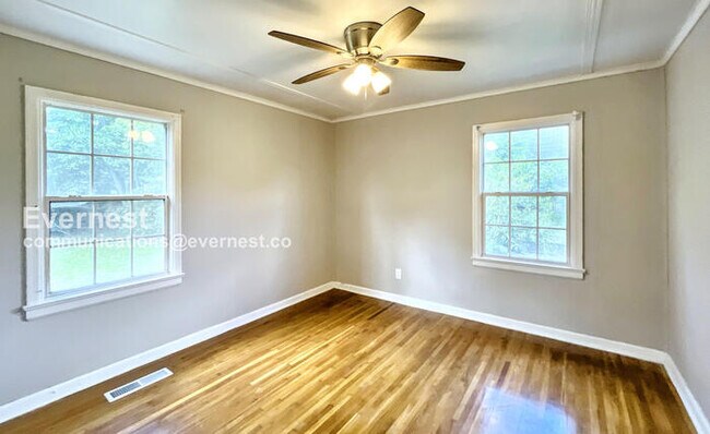 Building Photo - 2 Bed, 1 Bath with Laundry Hookups / Pet-F...