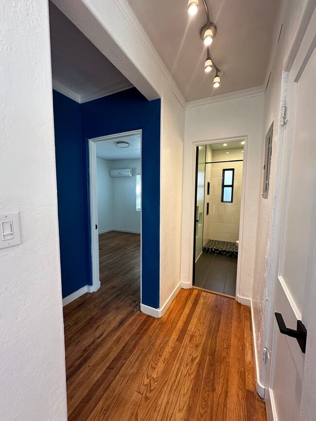 Building Photo - 2 Bed 1 bath