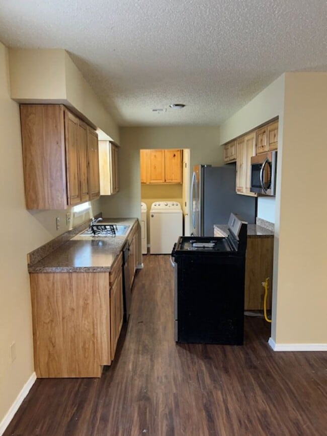 Building Photo - 4 bed 1.5 bath house