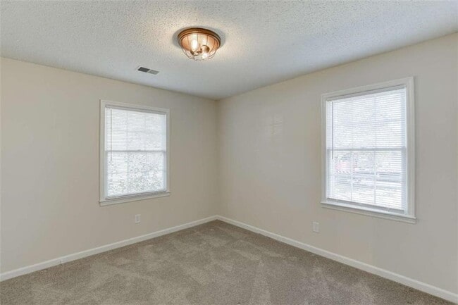 Building Photo - 1755 Straw Valley Rd