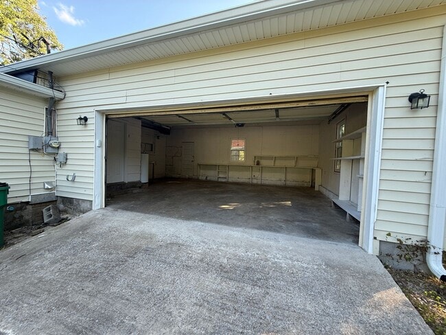 Building Photo - 902 Gibson Dr