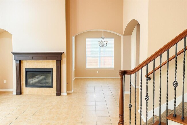 Building Photo - 513 Fallen Oaks Dr