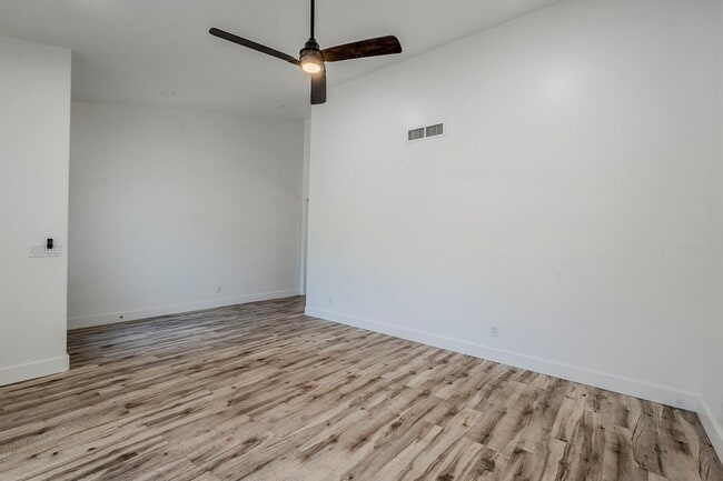 Building Photo - 760 N Swan Dr
