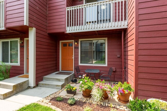 Building Photo - Central 2 bed 1.5 bath Townhouse