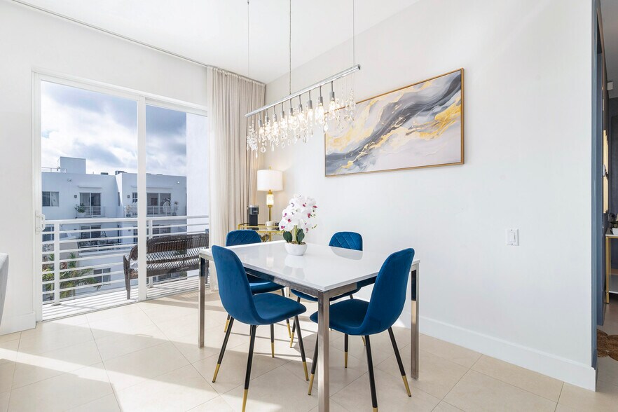 Building Photo - 111 SE 2nd St