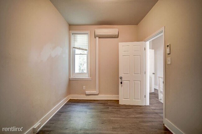 Building Photo - 1 br, 1 bath Townhome - 655 E Wishart St
