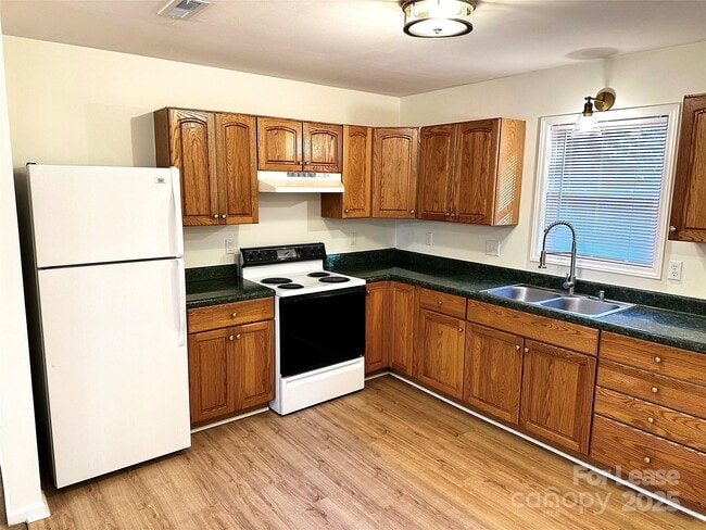 Building Photo - 5589 Wrenn Dr