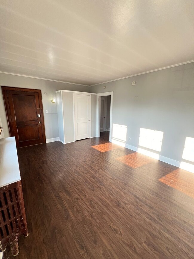 Building Photo - AVAILABLE AUGUST - Remodeled Studio Apartm...