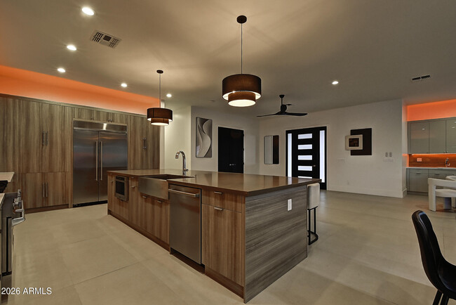 Building Photo - 6401 E Larkspur Dr