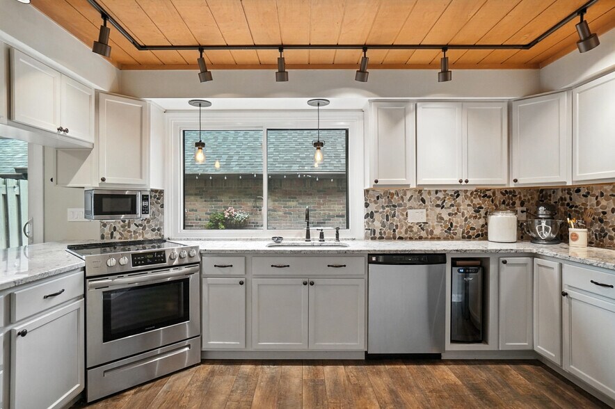 Building Photo - 665 Olde Towne Ave