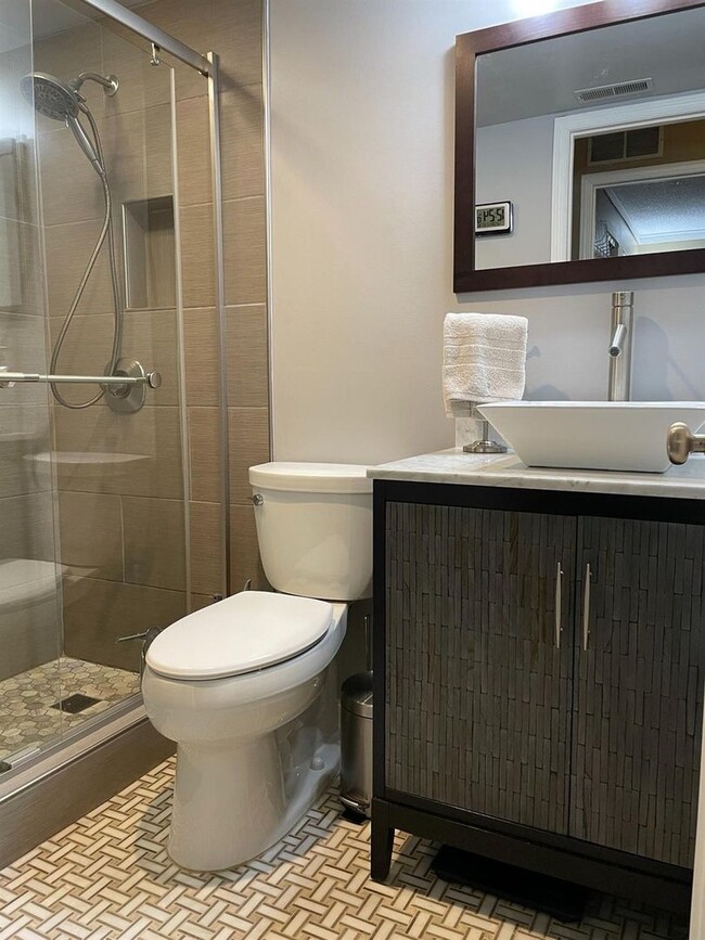 Building Photo - Updated Top-Floor 2 Bedroom Condo with Fir...