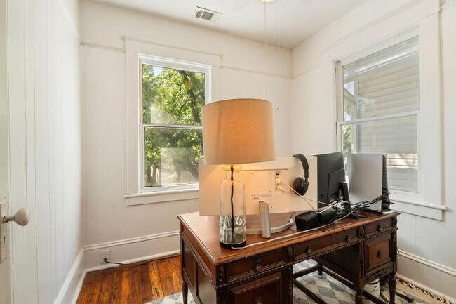Building Photo - Charming 3 Bedroom Home Near Downtown Savannah with Flex Room & Fenced Yard