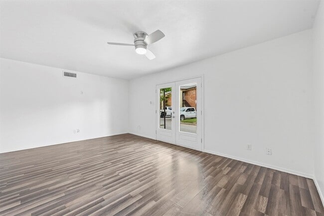 Building Photo - 4002 Ridglea Country Club Dr
