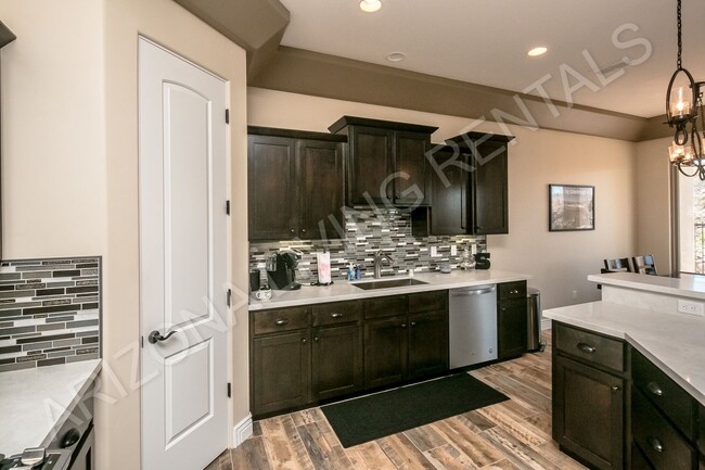 Building Photo - SEASONAL FURNISHED JANUARY-APRIL 2026