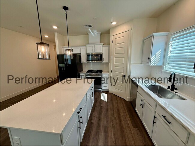Building Photo - Gorgeous 4 Bed/2 Bath SW Bakersfield Home ...