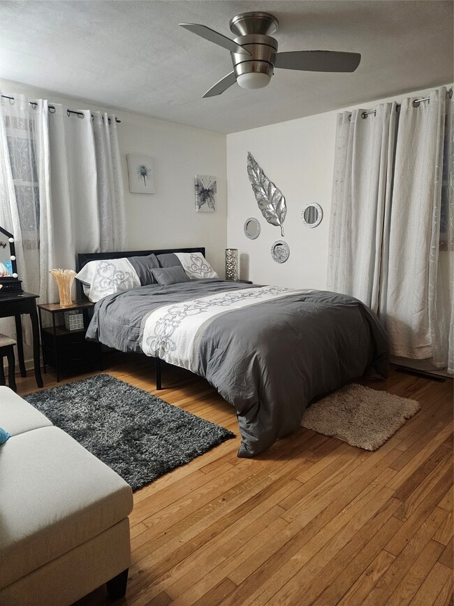 Building Photo - 12 Brookside Ave W