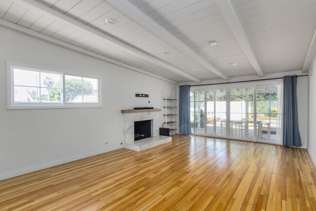 Building Photo - Incredible remodeled south of the boulevar...