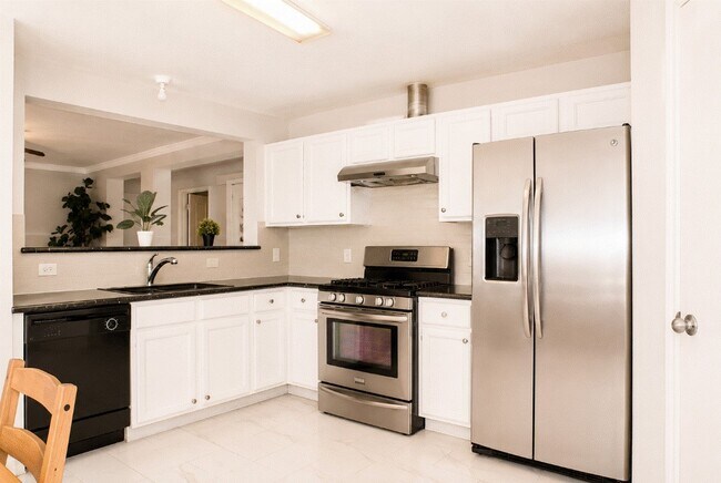 Building Photo - 8515 Westknoll Ln