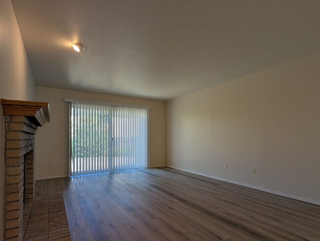 Building Photo - 686 Oakdale Ave
