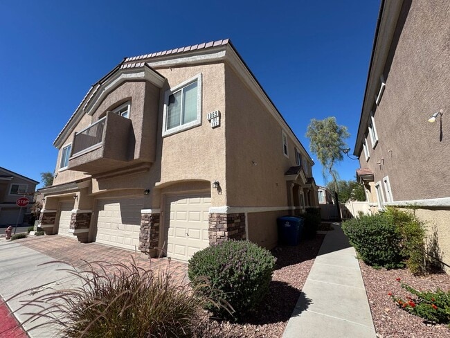 Building Photo - Beautiful 3-Bedroom Townhome in Gated Hend...
