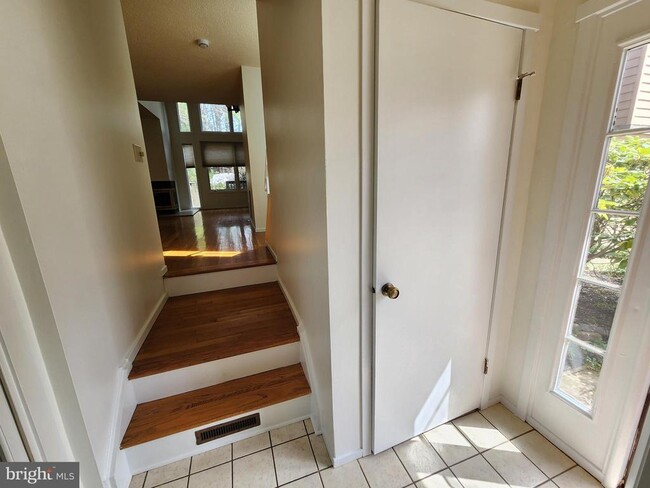 Building Photo - 254 Sayre Dr