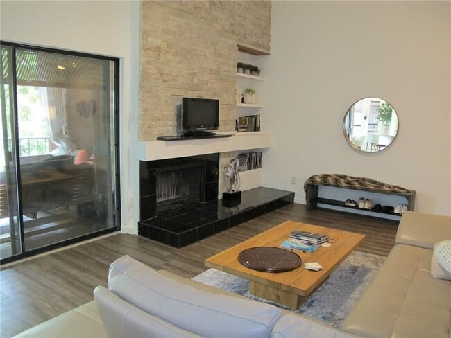 Building Photo - 4711 Spicewood Springs Rd