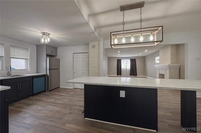 Building Photo - 1133 Hertel Ave