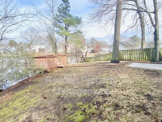 Building Photo - 14 S Lake Cir