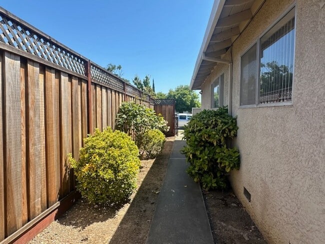 Building Photo - Beautiful Move-In Ready Two Bedroom Two Ba...