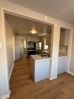 Building Photo - Beautifully renovated single story 2b/1b