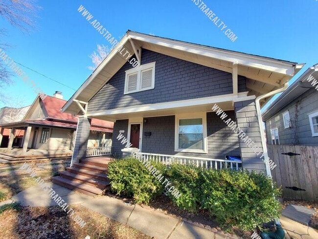 Building Photo - Beautiful Home in West Plaza-Available in AUGUST!!
