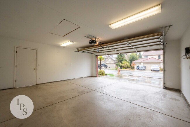 Building Photo - 1891 E Oak Haven Dr