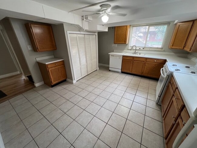 Building Photo - Gorgeous 2 Bedroom home close to Sloan's Lake and Downtown!