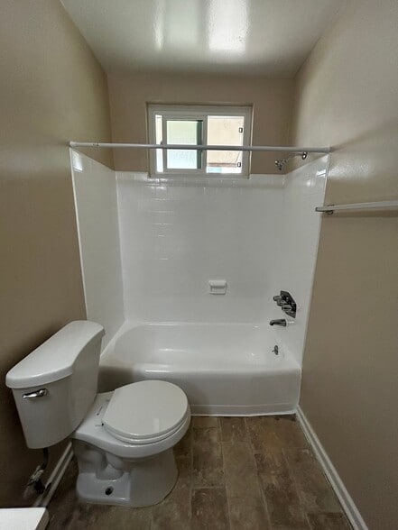 Building Photo - 882 N Los Robles Ave