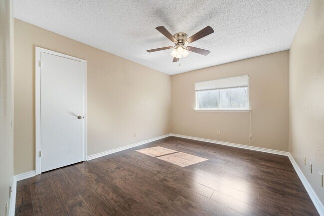 Building Photo - 4 Bedroom/2.5 Bath Redland Springs Subdivision