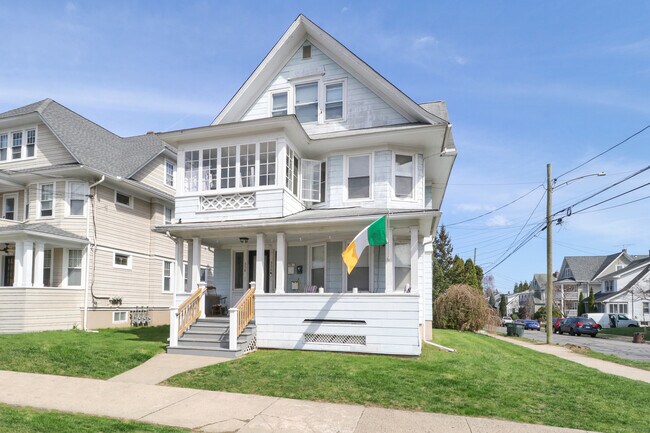 Building Photo - 356 Midland St