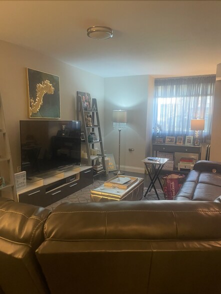 Living Room - 4345 S Berkeley Ave