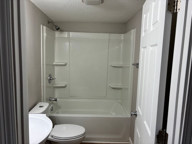 Building Photo - Fully Remodeled 2-Bedroom Home Near Grant Beach Park – Move-In Ready! (Ask about our special)