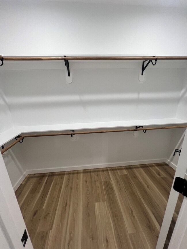 Building Photo - 5325 Kenilwood Dr