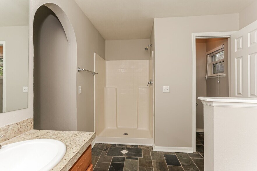 Building Photo - 12202 Glenn Hollow Dr