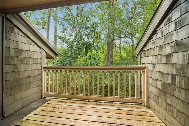 Building Photo - 250 Sugar Berry Cir