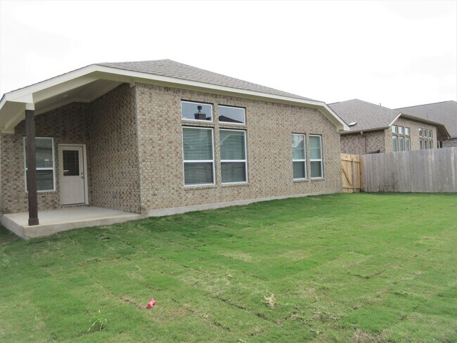 Building Photo - 4-Bedroom Home in Oak Creek - Highly Sough...
