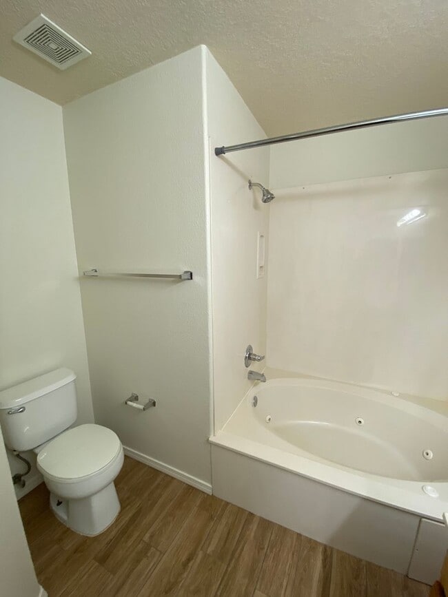 Building Photo - 3 bed 2.5 bath