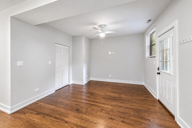 Building Photo - 6453 N Bosworth Ave