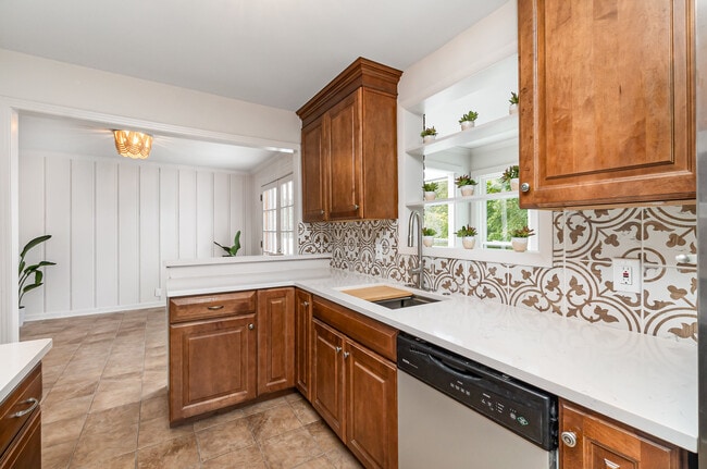 Building Photo - 828 Lemont Dr