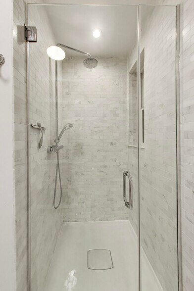 Building Photo - 2132 N Oakley Ave