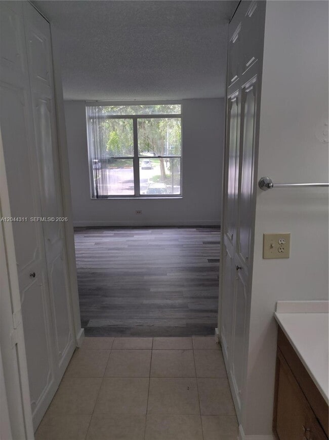 Building Photo - 3750 Inverrary Dr